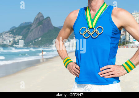 RIO DE JANEIRO - le 20 octobre 2015 : athlète signifie porter anneaux olympiques médaille d'or sur la rive de la plage d'Ipanema. Banque D'Images