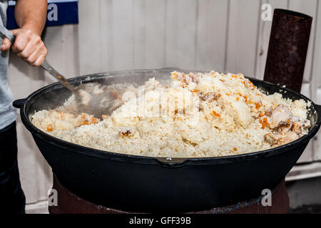 Riz pilaf, avec de la viande avec un grand pot. Banque D'Images