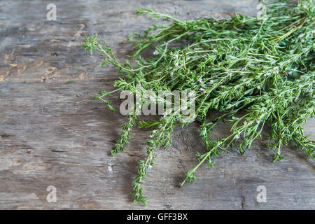 Bouquet de thym sur une table en bois. Banque D'Images