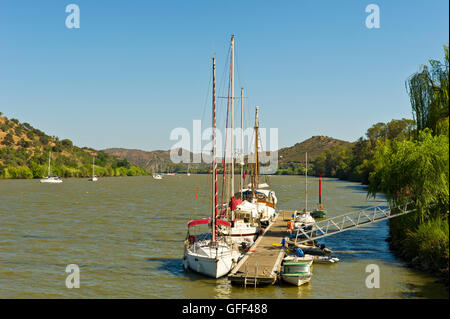 Alcoutim, fleuve Guadiana et Sanlucar de Guadiana sur la frontière espagnole portugaise Banque D'Images