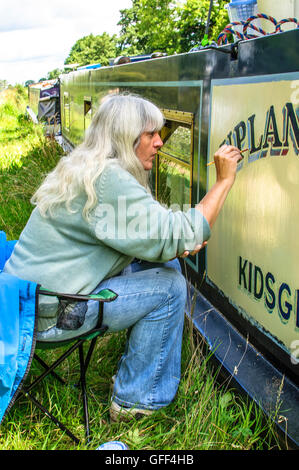 Signer l'artiste féminin écrit sur canal boat. Banque D'Images