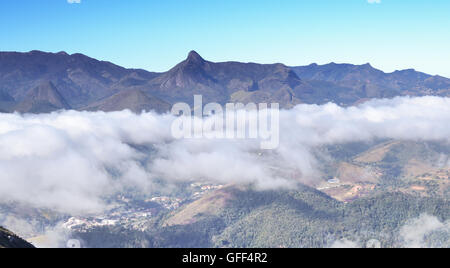 Vue aérienne de Itaipava (Petropolis, Rio de Janeiro, Brésil), en un jour brumeux Banque D'Images