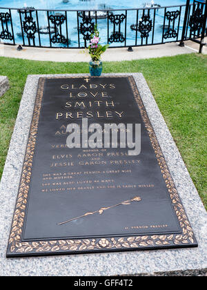 Graceland est un manoir à Memphis, Tennessee, et était à la maison à Elvis Presley.Le jardin de méditation avec les tombes familiales Banque D'Images