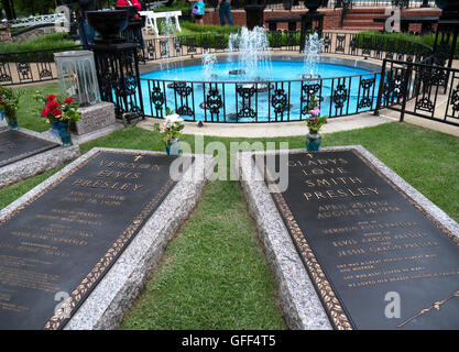 Graceland est un manoir à Memphis, Tennessee, et était à la maison à Elvis Presley. Le Jardin de Méditation avec les tombes familiales Banque D'Images