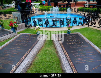 Graceland est un manoir à Memphis, Tennessee, et était à la maison à Elvis Presley. Le Jardin de Méditation avec les tombes familiales Banque D'Images