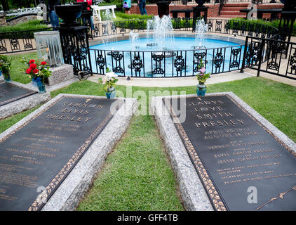 Graceland est un manoir à Memphis, Tennessee, et était à la maison à Elvis Presley.Le jardin de méditation avec les tombes familiales Banque D'Images