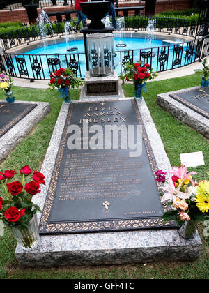 Graceland est un manoir à Memphis, Tennessee, et était à la maison à Elvis Presley. Le Jardin de Méditation avec les tombes familiales Banque D'Images