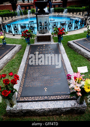 Graceland est un manoir à Memphis, Tennessee, et était à la maison à Elvis Presley.Le jardin de méditation avec les tombes familiales Banque D'Images