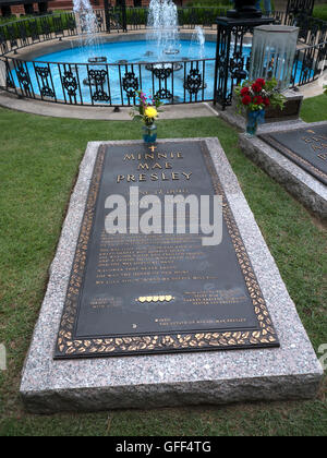 Graceland est un manoir à Memphis, Tennessee, et était à la maison à Elvis Presley.Le jardin de méditation avec les tombes familiales Banque D'Images