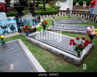 Graceland est un manoir à Memphis, Tennessee, et était à la maison à Elvis Presley. Le Jardin de Méditation avec les tombes familiales Banque D'Images