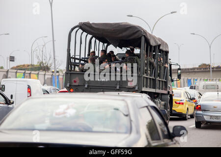 Camion de l'armée brésilienne passe par Complexo da Mare, un immense réseau de favelas qui siège aux côtés de la Linha Vermelha ( ligne rouge ), la route principale de l'aéroport international de Rio de Janeiro pour le centre-ville. Banque D'Images