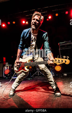 Jay Bentley sur scène avec Bad Religion à Koko de Londres, 20 août 2013 Banque D'Images