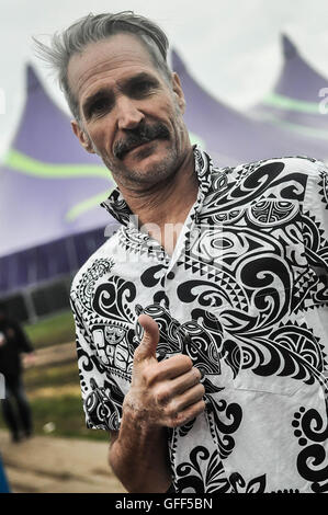 Jay Bentley de Bad Religion avant de monter sur scène avec Me First And The Gimme Gimmes au Festival Groezrock, Meerhout, Belgique, 30 avril 2016 Banque D'Images