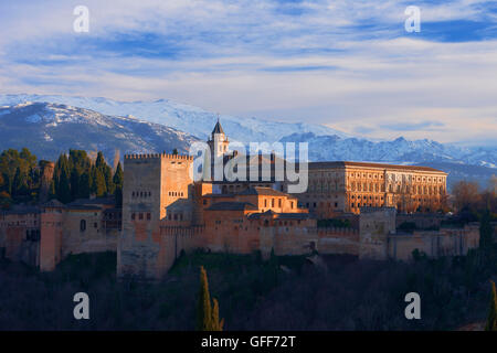 Alhambra, Site du patrimoine mondial de l'UNESCO, la Sierra Nevada et l'Alhambra au coucher du soleil, Grenade, Andalousie, espagne. Banque D'Images