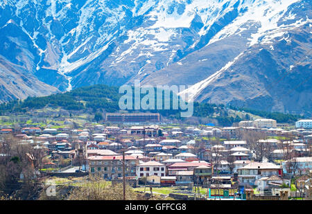 Caucase du village au pied des montagnes. République de Géorgie Banque D'Images