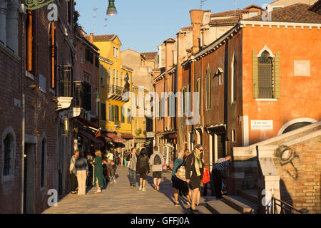 Les touristes se promener le long de la Salizada San Pantalon au coucher du soleil, Venise Banque D'Images