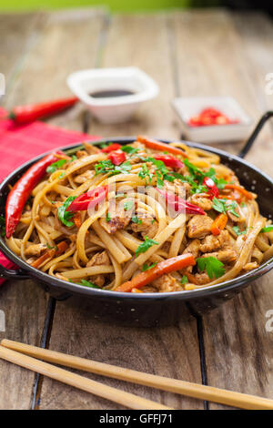 Chow mein au poulet un plat oriental populaire avec les nouilles et les légumes Banque D'Images