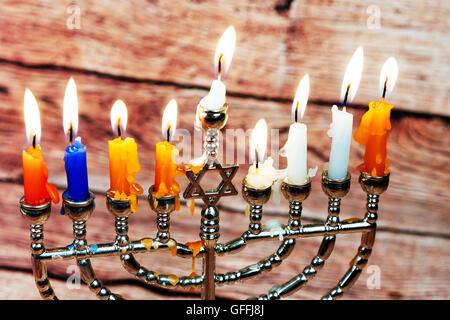 Maison de vacances juif Hanukkah menorah avec arrière-plan créatif. Vue du dessus avec l'accent sur la menorah. Banque D'Images