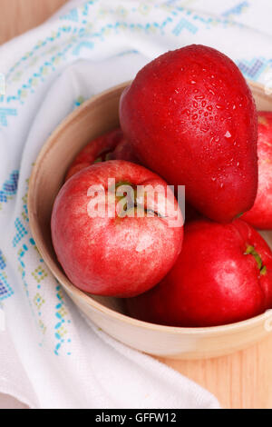 Fruits tropicaux Acmella oleracea (mal de dents, de l'usine, paracress electric daisy, le jambu) dans un bol sur fond de bois. Focu sélective Banque D'Images