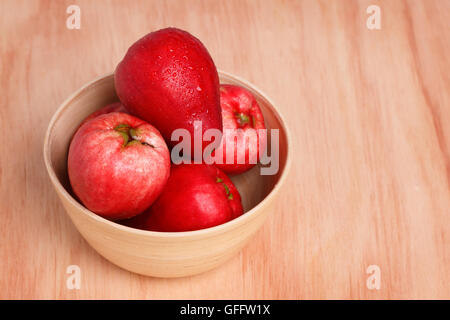 Fruits tropicaux Acmella oleracea (mal de dents, de l'usine, paracress electric daisy, le jambu) dans un bol sur fond de bois. Focu sélective Banque D'Images