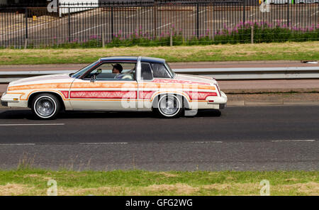 Une modification de style américain Cadillac voiture kit de voyage le long de la Kingsway à deux voies dans Dundee, Royaume-Uni Banque D'Images