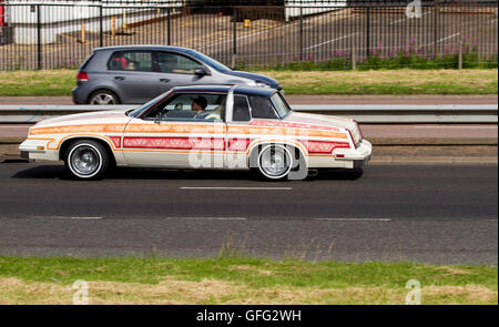 Une modification de style américain Cadillac voiture kit de voyage le long de la Kingsway à deux voies dans Dundee, Royaume-Uni Banque D'Images