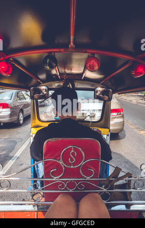 POV de la banquette arrière d'un Tuk Tuk a Bangkok, Thaïlande Banque D'Images