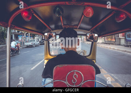 POV de la banquette arrière d'un Tuk Tuk a Bangkok, Thaïlande Banque D'Images