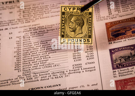 La philatélie, comme passe-temps, avec de rares et coûteux des timbres et des valeurs catalogue Banque D'Images