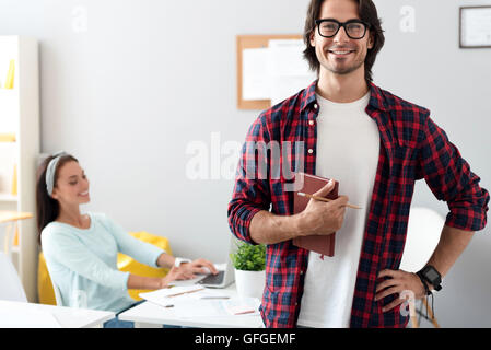 Un homme debout dans le bureau. Banque D'Images