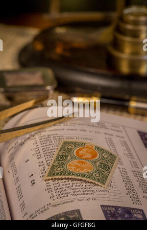 La philatélie, comme passe-temps, avec de rares et coûteux des timbres et des valeurs catalogue Banque D'Images