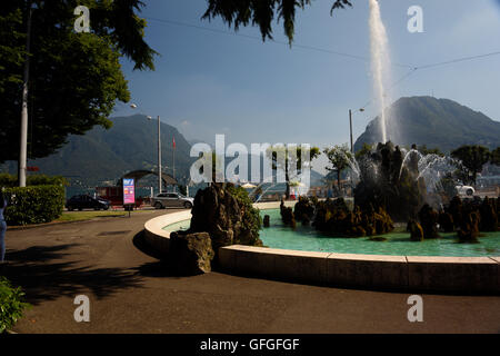 Une fontaine et des scènes de la promenade du lac de Lugano's waterfront Banque D'Images