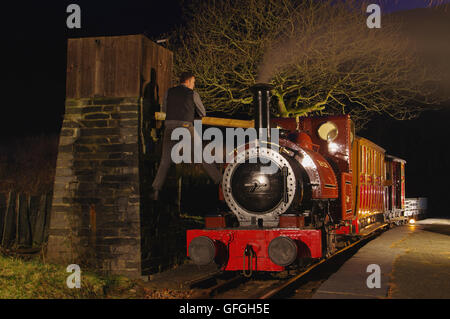 Tal-y;Llyn Narrow Gauge steam locomotive, Dolgoch la nuit Banque D'Images