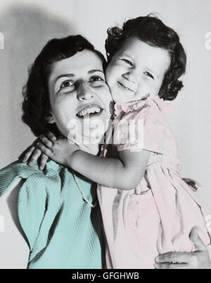 Vintage des années 50 à la main, Portrait de Mère et fille Smiling at Camera, USA Banque D'Images