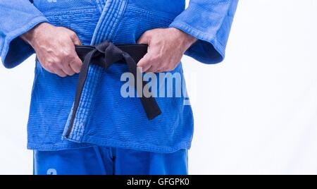 Judo bleu ceinture noire et habillé par homme d'âge moyen Banque D'Images