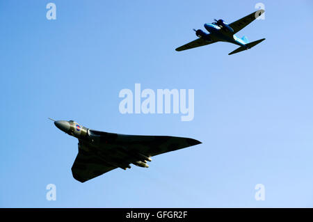 Avro Anson C-19, G-AHKX et Vulcan XH558, en formation sur Old Warden Banque D'Images