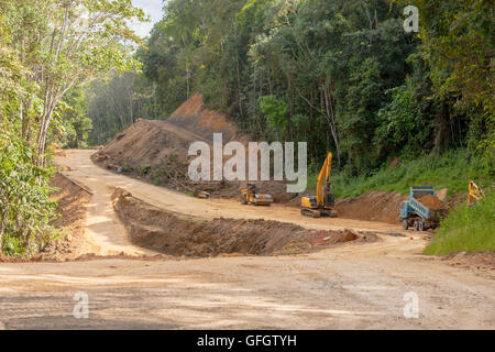 Route en construction dans la zone de conservation de la forêt tropicale du Bassin du Maliau, Sabah, Malaisie Bornéo Banque D'Images