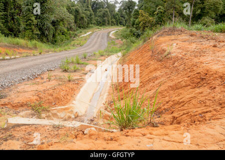 Route en construction dans la zone de conservation de la forêt tropicale du Bassin du Maliau, Sabah, Malaisie Bornéo Banque D'Images