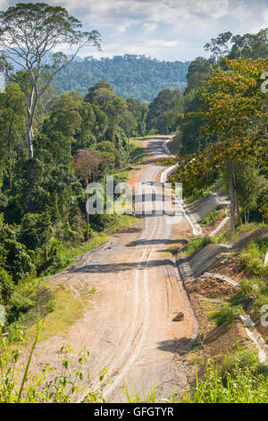 Route en construction dans la zone de conservation de la forêt tropicale du Bassin du Maliau, Sabah, Malaisie Bornéo Banque D'Images