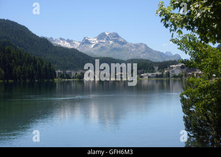 Le lac de St Moritz avec de belles montagnes et nuages moelleux Banque D'Images