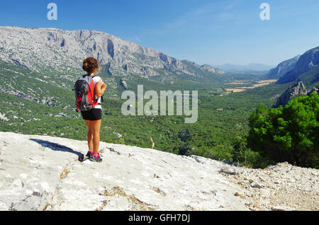 Femme debout sur un rocher, point de vue de la belle vallée de Lanaitho Banque D'Images