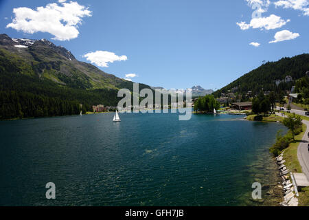 Le lac de St Moritz avec de beaux nuages moelleux Banque D'Images