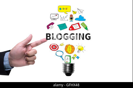 BLOGGING man pushing (toucher) de la barre d'adresse du navigateur web virtuel ou search bar Banque D'Images