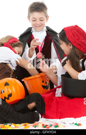 Série Halloween avec mignon enfants habillés comme Dracula, un pirate, et le Petit Chaperon Rouge. Isolé sur blanc. Banque D'Images