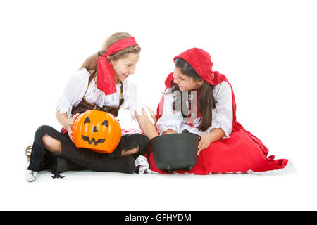 Série Halloween avec mignon enfants habillés comme Dracula, un pirate, et le Petit Chaperon Rouge. Isolé sur blanc. Banque D'Images