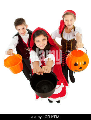 Série Halloween avec mignon enfants habillés comme Dracula, un pirate, et le Petit Chaperon Rouge. Isolé sur blanc. Banque D'Images