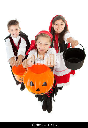 Série Halloween avec mignon enfants habillés comme Dracula, un pirate, et le Petit Chaperon Rouge. Isolé sur blanc. Banque D'Images