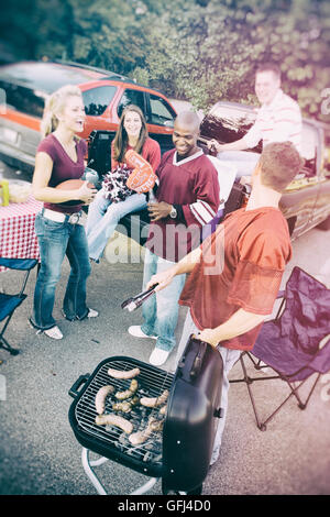 Série avec college football fans le talonnage et le plaisir avant le jeu. Banque D'Images