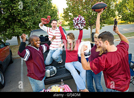 Série avec college football fans le talonnage et le plaisir avant le jeu. Banque D'Images