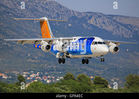 Split/Croatie le 12 juillet 2015 : British Aerospace Aviation Malmo 146 Avro RJ100 en courte finale de SPLT Banque D'Images